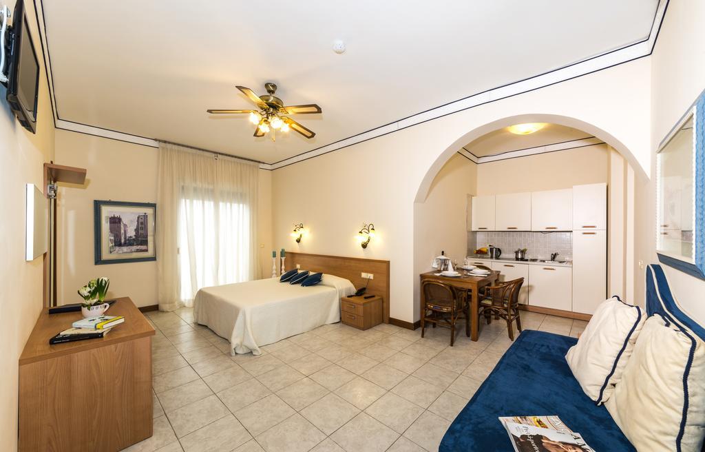 Hotel Nettuno Лидо-ди-Езоло Номер фото